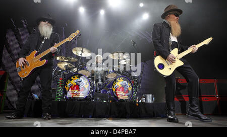 Le bassiste Dusty Hill (L), le batteur Frank Beard (C) et le chanteur et guitariste Billy Gibbons du groupe ZZ Top nous effectuer au cours du premier concert du groupe ?s l'Allemagne tour à Leipzig, Allemagne, 27 mai 2009. Le groupe a joué avec le même lineup depuis plus de 30 ans. Photo : Jan Woitas Banque D'Images
