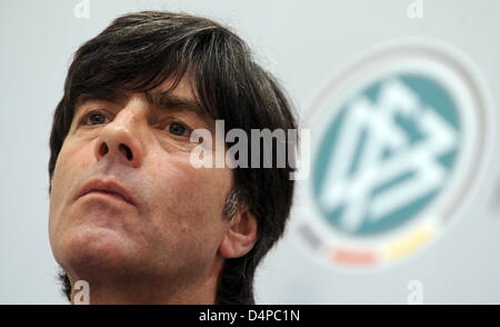 Joachim Loew, entraîneur-chef de l'Allemagne ?s national soccer squad photographié au cours d'une conférence de presse à l'hôtel Grand Hyatt à Dubaï, Émirats arabes unis (EAU) , 01 juin 2009. L'équipe nationale allemande est sur une tournée en Asie pour jouer deux matches amicaux. Le premier match contre la Chine s'est terminée par un nul 1-1 le 29 mai, le deuxième match contre l'eau aura lieu le 02 juin 2009. Photo : Marcus Bran Banque D'Images