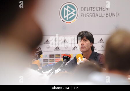 Joachim Loew, entraîneur-chef de l'Allemagne ?s national soccer squad photographié au cours d'une conférence de presse à l'hôtel Grand Hyatt à Dubaï, Émirats arabes unis (EAU) , 01 juin 2009. L'équipe nationale allemande est sur une tournée en Asie pour jouer deux matches amicaux. Le premier match contre la Chine s'est terminée par un nul 1-1 le 29 mai, le deuxième match contre l'eau aura lieu le 02 juin 2009. Photo : Marcus Bran Banque D'Images