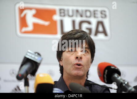 Joachim Loew, entraîneur-chef de l'Allemagne ?s national soccer squad photographié au cours d'une conférence de presse à l'hôtel Grand Hyatt à Dubaï, Émirats arabes unis (EAU) , 01 juin 2009. L'équipe nationale allemande est sur une tournée en Asie pour jouer deux matches amicaux. Le premier match contre la Chine s'est terminée par un nul 1-1 le 29 mai, le deuxième match contre l'eau aura lieu le 02 juin 2009. Photo : Marcus Bran Banque D'Images