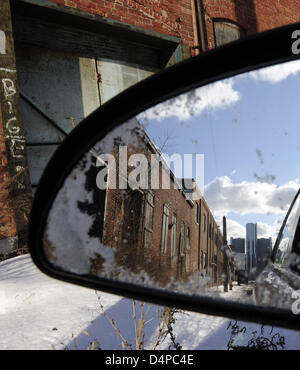 Un fichier photo datée du 13 janvier 2009 illustre le MM siège dans le rétroviseur arrière d'une voiture à Detroit, USA. Après des années de pertes d'un milliard de dollars, General Motors (GM) a déposé auprès de l'insolvabilité à un tribunal de l'insolvabilité de New York le 01 juin 2009, à 08:00 AM Ney York time, (14:00 CEST). S ?GM est le plus grand cas de l'insolvabilité de la procédure juridique de ce genre dans l'histoire des USA. Photo : MARJIAN MU Banque D'Images