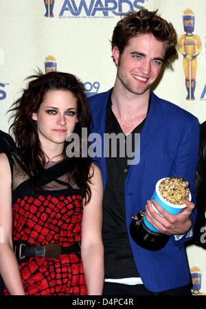 Robert Pattinson acteur et actrice Kristen Stewart posent avec leur prix dans la salle de presse au MTV Movie Awards 2009 au Gibson Amphitheatre à Universal City, Los Angeles, USA, 31 mai 2009. Le vampire romance ?Twilight ? A été lauréat de la soirée, la collecte de cinq trophées : Kristen Stewart a remporté le prix de la meilleure actrice principale et de plus Pattinson et Stewart a remporté le prix fo Banque D'Images