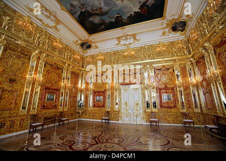 (Afp)- La photo montre la chambre d'Ambre dans le palais de Catherine de Tsarskoïe Selo près de Saint-Pétersbourg, Russie, 17 mai 2008. Les historiens de l'art allemand et russe a parlé de la chambre d'ambre et d'autres œuvres russes qui ont disparu dans la deuxième guerre mondiale, au cours de la première congrès conjoint sur l'art pillés à Moscou le 27 février 2009. Photo : Arno Burgi Banque D'Images