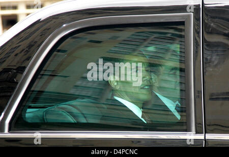 Le président américain Barack Obama est assis dans une limousine blindée à Dresde, Allemagne, 05 juin 2009. Au cours de son bref séjour en Allemagne, le président va également visiter l'ancien camp de concentration de Buchenwald, près de Weimar et d'un hôpital américain à Landstuhl. Photo : Jens Wolf Banque D'Images