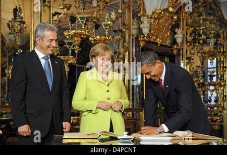 Le président américain Barack Obama signe le livre d'or de la ville de Dresden et l'Etat libre de Saxe au château de Dresden à Dresden, Allemagne, 05 juin 2009. À sa gauche se tenir la chancelière allemande Angela Merkel et le premier ministre de Saxe, Stanislaw Tillich. Au cours de son bref séjour en Allemagne, le président va également visiter l'ancien camp de concentration de Buchenwald, près de Weimar et nous un hospital Banque D'Images