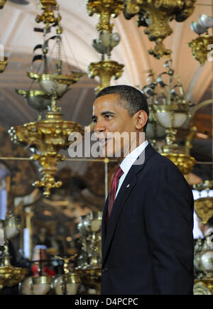 Le président américain Barack Obama de promenades à travers la voûte verte avant d'une conversation privée avec la Chancelière allemande Angela Merkel à Dresde dans le château de Dresde, Allemagne, 05 juin 2009. Au cours de son bref séjour en Allemagne, le président va également visiter l'ancien camp de concentration de Buchenwald, près de Weimar et d'un hôpital américain à Landstuhl. Photo : Ralf Hirschberger Banque D'Images