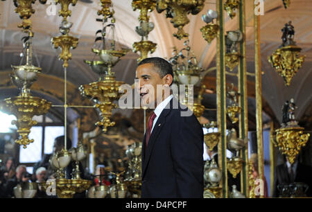 Le président américain Barack Obama de promenades à travers la voûte verte avant d'une conversation privée avec la Chancelière allemande Angela Merkel à Dresde dans le château de Dresde, Allemagne, 05 juin 2009. Au cours de son bref séjour en Allemagne, le président va également visiter l'ancien camp de concentration de Buchenwald, près de Weimar et d'un hôpital américain à Landstuhl. Photo : Ralf Hirschberger Banque D'Images