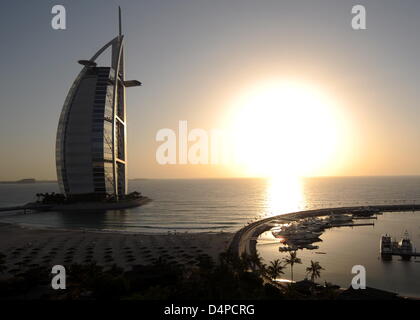 Le soleil se couche derrière l'hôtel Burj al Arab à Dubaï, Émirats arabes unis, le 31 mai 2009. L'hôtel de luxe est l'un des meilleurs et des plus célèbres hôtels du monde et de l'Émirat ?s de repère. Photo : Marcus Brandt Banque D'Images