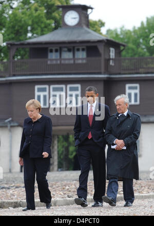 Le président américain Barack Obama, la chancelière allemande Angela Merkel et l'ancien prisonnier Elie Wiesel visiter l'ancien camp de concentration de Buchenwald, près de Weimar, Allemagne, 05 juin 2009. Obama est sur une visite d'Etat de deux jours en Allemagne. Photo : Grimm par les pairs Banque D'Images