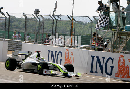 Pilote de Formule 1 britannique Jenson Button de Brawn GP passe la ligne d'arrivée et remporte le Grand Prix de Formule 1 de la Turquie à Istanbul circuit Otodrom à Istanbul, Turquie, 07 juin 2009. Photo : JAN WOITAS Banque D'Images