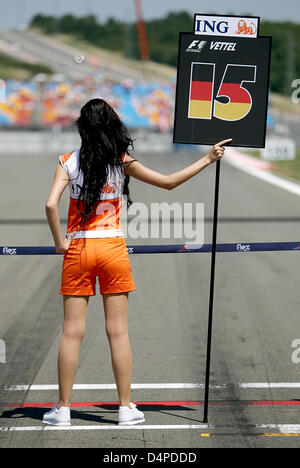 Une jeune fille se tient la grille dans la position de pilote de Formule 1 Allemand de Vettel Red Bull Racing avant le début de la Formule Un Grand Prix de Turquie à Istanbul circuit Otodrom à Istanbul, Turquie, 07 juin 2009. Photo : JAN WOITAS Banque D'Images