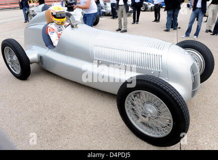 Champion Champion du Monde de Formule 1 Lewis Hamilton conduit une Mercedes 1934 ?flèche d'argent ? ( ?Silberpfeil ?) sur la piste d'essais de Mercedes Stuttgart-Untertuerkheim, Allemagne, 08 juin 2009. Mercedes Cette année marque le 75e anniversaire de son légendaire flèche d'argent les voitures de course. Photo : BERND WEISSBROD Banque D'Images