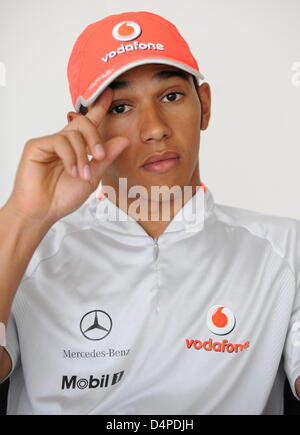 Champion Champion du Monde de Formule 1 Lewis Hamilton donne une interview au Musée Mercedes-Benz à Stuttgart, Allemagne, 08 juin 2009. Son titre-voiture gagnante, la MP4-23 a été mis sur l'affichage entre le légendaire 1930 Mercedes ?Flèches d'argent ? ( ?Silberpfeile ?) voitures de course. Photo : BERND WEISSBROD Banque D'Images