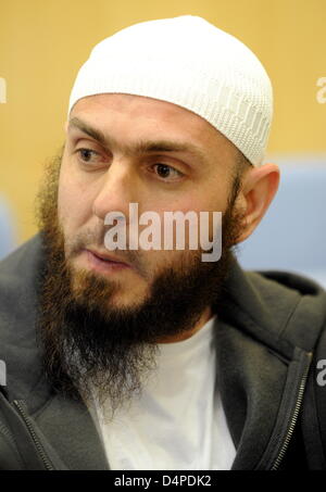 (FILE) un fichier photo datée du 23 avril 2009 photos défendeur Adem Yilmaz en cour au tribunal régional supérieur de Düsseldorf, Allemagne. Yilmaz s'apprête à faire une confession complète dans le soi-disant procès. Suaerland Il a demandé à la Cour le 09 juin 2009 pour parler avec les autres défendeurs en l'absence de leurs avocats, la cour et le procureur fédéral a convenu avec. Photo : VOLKER HARTMA Banque D'Images