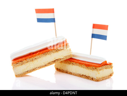 Deux pâtisseries traditionnelles néerlandaises appelé tompouce avec flags over white background Banque D'Images