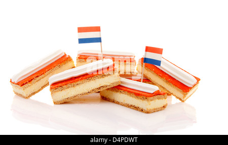 Pile de pâtisserie traditionnelle hollandaise appelée tompouce avec flags over white background Banque D'Images
