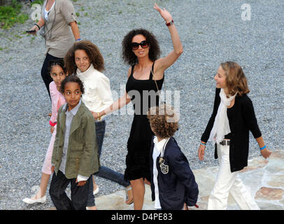 Sharlely ?Lilly ? Kerssenberg, fiancée de la légende du tennis Boris Becker, et certains enfants de l'identité est inconnue à pied à la veille de mariage parti à l ?Pizzeria Chesa Veglia ? À St Moritz, Suisse, 11 juin 2009. Le mariage aura lieu le 12 juin 2009. Photo : Uli Deck Banque D'Images