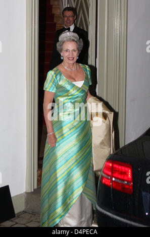 La Princesse Benedikte du Danemark arrive pour un dîner de gala à l'occasion du 75e anniversaire du Prince consort Henrik de Danemark en château de Fredensborg, Danemark, 11 juin 2009. Photo : Patrick van Katwijk Banque D'Images