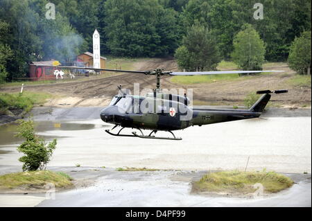 Un hélicoptère de type Bell UH 1D est représenté au cours de l'annonce manoeuvre ?l'armée en action ? ( ?Das Heer im Einsatz ?) à la zone d'entraînement militaire dans la région de Munster, Allemagne, le 15 juin 2009. La manœuvre présente différents types d'opérations que pour les agents de la Bundeswehr. Photo : Maurizio Gambarini Banque D'Images