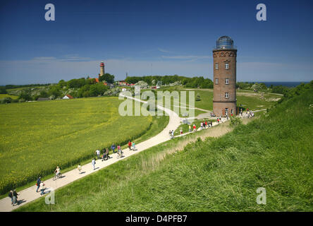 Les excursionnistes et les touristes à pied sur le chemin en face de l ?Peilturm ? Au Cap Arkona, Ruegen, 31 mai 2009. Cap Arkona est un célèbre côte escarpée dans le nord de l'île de Rügen. Photo : Wolfram Steinberg Banque D'Images