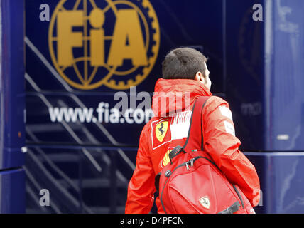 Un membre de l'équipe Ferrari adopte un logo FIA dans la pitlane au circuit de Silverstone dans le Northamptonshire, Grande-Bretagne, le 18 juin 2009. Le Grand Prix de Formule 1 de Grande-bretagne aura lieu le 21 juin 2009. Photo : JENS BUETTNER Banque D'Images