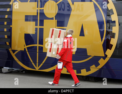 Un membre de l'équipe Ferrari adopte un logo FIA dans la pitlane au circuit de Silverstone dans le Northamptonshire, Grande-Bretagne, le 18 juin 2009. Le Grand Prix de Formule 1 de Grande-bretagne aura lieu le 21 juin 2009. Photo : JENS BUETTNER Banque D'Images