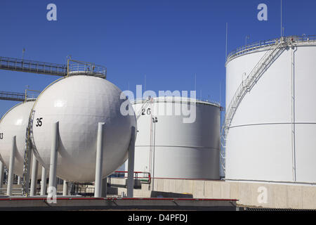 L'huile de grand et des réservoirs de gaz sont représentés dans le port industriel de Paldiski près de Tallinn (Estonie), juin 2009. Photo : Willy Matheisl Banque D'Images