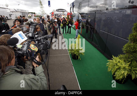 Attendre les journalistes pour la Formule 1 supremo Bernie Ecclestone au circuit de Silverstone dans le Northamptonshire, Grande-Bretagne, le 19 juin 2009. Le Grand Prix de Grande-Bretagne de Formule 1 aura lieu le 21 juin 2009. Photo : Jens Buettner Banque D'Images