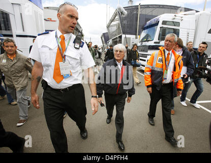 La formule 1 supremo Bernie Ecclestone (C) thriough promenades sur le paddock du circuit de Silverstone dans le Northamptonshire, Grande-Bretagne, le 19 juin 2009. Le Grand Prix de Grande-Bretagne de Formule 1 aura lieu le 21 juin 2009. Photo : Jens Buettner Banque D'Images