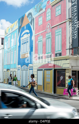 Bâtiments colorés peints sur le mur de rue à Bridgetown, capitale de la Barbade, Caraïbes, Antilles Banque D'Images