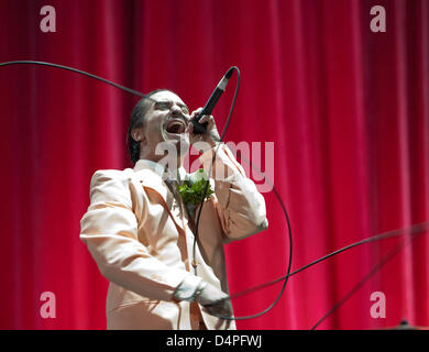 Le groupe de rock US Faith No More avec le chanteur Mike Patton effectue à la 13e Hurricane Festival à Scheessel, Allemagne, 20 juin 2009. Quelque 70 groupes effectuera trois jours à quelques 60 000 visiteurs attendus. Photo : FRISO GENTSCH Banque D'Images