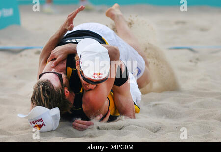 L'Allemagne ?s Jonas Reckermann (haut) et Julius Brink célébrer remportant la finale du Masters allemand à Berlin, Allemagne, 21 juin 2009. Le duo allemand défait Suisse ?s Heyer/Heuscher. Photo : Hannibal Banque D'Images