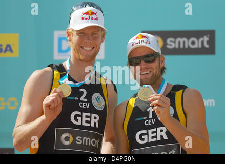 L'Allemagne ?s Jonas Reckermann (L) et Julius Brink célébrer remportant la finale du Masters allemand à Berlin, Allemagne, 21 juin 2009. Le duo allemand défait Suisse ?s Heyer/Heuscher. Photo : Hannibal Banque D'Images