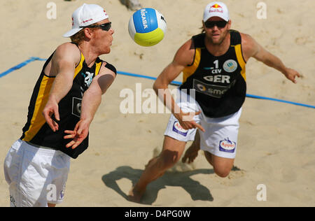 L'Allemagne ?s Jonas Reckermann (L) et Julius Brink en action lors de la finale du Masters allemand à Berlin, Allemagne, 21 juin 2009. Le duo allemand défait Suisse ?s Heyer/Heuscher. Photo : Hannibal Banque D'Images