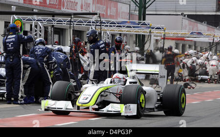 Pilote de Formule 1 britannique Jenson Button de Brawn GP vient à un pit stop durant le Grand Prix de Grande-Bretagne à Silverstone dans le Northamptonshire, Grande-Bretagne, le 21 juin 2009. Button termine sixième de la Formule 1 Grand Prix de Grande-Bretagne. Photo : Nigel Roddis extérieure Banque D'Images