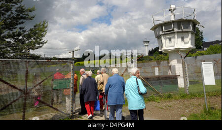 Les visiteurs marchent le long d'ancienne frontière et tours à l'ancienne frontière allemande intérieure dans Moedlareuth, Allemagne, 10 juin 2009. La ville était séparée par un mur de béton de 1966 jusqu'à la chute du Mur de Berlin. La zone a été transformée en un musée sur l'histoire de la séparation allemande en 1994. Photo : Jan-Peter Kasper Banque D'Images