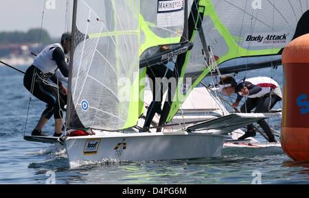 Les bateaux de la classe 49er concurrence lors d'une course à la Semaine de Kiel événement nautique sur la mer Baltique au large de Kiel, Allemagne, 22 juin 2009. Quelques 4,500 marins de 50 nations en compétition lors du plus grand tournoi de voile. La classe olympique, les concours ont lieu jusqu'à mercredi, 24 juin 2009, à partir de ce moment, le concours international de classe veut se tenir. Photo : Carsten REHDER Banque D'Images