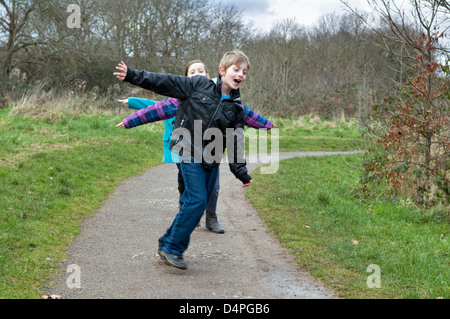 Les enfants courent en avion (ou en avion) formes et avoir du plaisir en park Banque D'Images