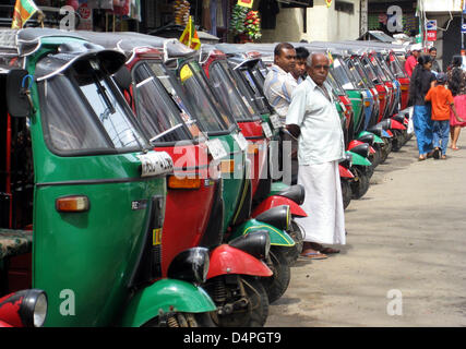 (Afp) un fichier photo datée du 21 février 2008 voit une rangée d'auto rickshaws, soi-disant en tuk-tuks, Matale, Sri Lanka. Photo : Rolf Haid Banque D'Images