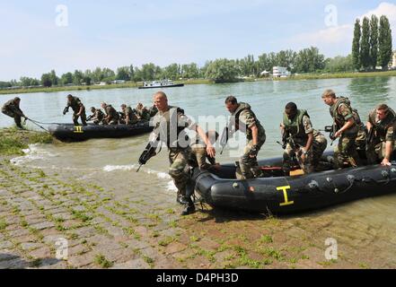 Des soldats de la brigade franco-allemande après la traversée de la terre Rhein en bateaux en caoutchouc du français à la banque allemande près de Breisach, Allemagne, 26 juin 2009. La traversée de la rivière fait partie d'une semaine de pratique mars en ligne avec le 20e anniversaire de la brigade franco-allemande. La pratique se terminera en Muellheim le 27 juin 2009. Photo : Rolf Haid Banque D'Images