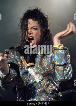 La chanteuse pop US Michael Jackson photographié au cours d'un concert au Waldstadion de Francfort, Allemagne, 28 août 1992. Michael Jackson, l'auto-nommé ?King of Pop ?, est décédé subitement d'un arrêt cardiaque le 25 juin 2009, âgé seulement de 50 ans. Photo : Kai-Uwe Waerner Banque D'Images