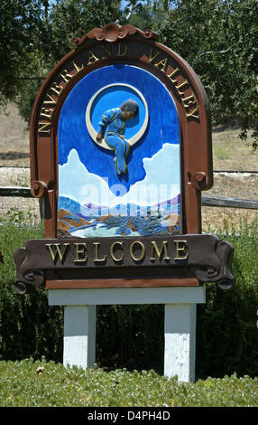 (Afp)- un signe ?lecture Neverland Bienvenue Valley ? Se tient dans les locaux du ranch Neverland dans la vallée de Santa Ynez, près de Santa Barbara en 2003. Le chanteur Michael Jackson a acheté l'énorme propriété avec zoo et parc de loisirs en 1988. Plus tard, il a dû vendre les locaux à la suite d'un manque d'argent. Michael Jackson, l'auto-nommé ?King of Pop ?, est décédé subitement d'un cardia Banque D'Images