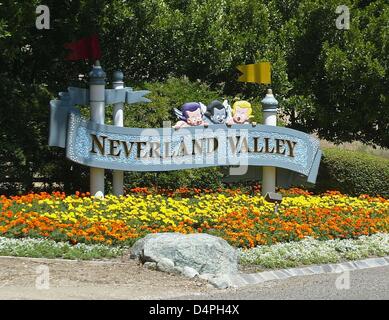 (Afp)- un écriteau ?le Tagagstan Valley ? Se tient dans les locaux du ranch Neverland dans la vallée de Santa Ynez, près de Santa Barbara en 2003. Le chanteur Michael Jackson a acheté l'énorme propriété avec zoo et parc de loisirs en 1988. Plus tard, il a dû vendre les locaux à la suite d'un manque d'argent. Michael Jackson, l'auto-nommé ?King of Pop ?, est décédé subitement d'un arrêt cardiaque Banque D'Images