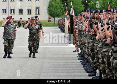 L'inspecteur de l'armée allemande, Hans-Otto Budde (L) et son homologue français (2-L), le général Elrick Irastorza, soldats lors d'un examen au niveau de la brigade d'appel ?s barracks à Muellheim, Allemagne, 27 juin 2009. La brigade a célébré son 20e anniversaire. Photo : Rolf Haid Banque D'Images