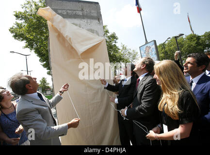 Le Maire de Paris Bertrand Delanoë (L), son homologue de Berlin Klaus Wowereit (4-R) et à Paris 15ème arrondissement maire Philippe Goujon (3R) dévoilent un segment du mur de Berlin sur la nouvelle ?carré de 9 novembre 1989 ? À la Porte de Versailles à Paris, France 29 juin 2009. 08 novembre 2009 sera le 20e anniversaire de la chute du Mur de Berlin. Photo : Lucas Dolega Banque D'Images