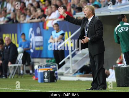 L'Allemagne ?s sous-21 entraîneur en chef Horst Hrubesch en vertu de l'UEFA au cours de gestes21 finale Championnats d'Allemagne/Angleterre à Malmo, Suède, le 29 juin 2009. L'Allemagne a battu l'Angleterre avec 4-0 et conquiert le premier titre des moins de 21 ans. Photo : Friso Gentsch Banque D'Images