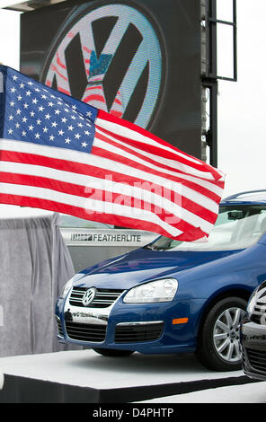 Nous les vagues drapeau derrière une VW Jetta pendant les célébrations pour le début des travaux de construction sur la nouvelle Volkswagen (VW) usine à Chattanooga, TN, États-Unis, 14 mai 2009. A partir de 2011, 150 000 voitures par an doivent être produits, il y a le souci de dire. L'Volkswagengroup d'Amérique veut investir un milliard de dollars dans la nouvelle usine et emploient 2 000 personnes. Photo : Fris Banque D'Images