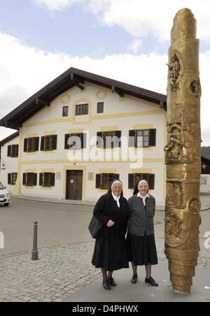 Deux religieuses se tiennent près de la colonne par Benoît de l'artiste Joseph Neustifter (Eggenfelden) en face de la maison natale du pape Benoît XVI à Marktl, Allemagne, 04 juin 2009. Le pape est né le 16 avril 1927 que Joseph Ratzinger. Photo : Ursula Dueren Banque D'Images