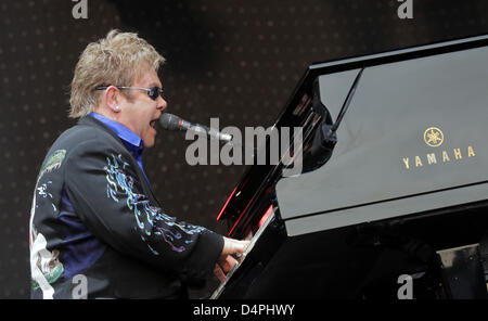 Musicien Elton John lors d'un concert de sa tournée d'été 2009 en face de l'hôtel Kurhaus de Wiesbaden, Allemagne, 30 juin 2009. 61 ans, chanteur, compositeur et pianiste Elton John se produira également à Nuremberg le 04 juillet et à Stuttgart le 05 juillet. Photo : Fredrik von Erichsen Banque D'Images