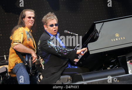 Musicien Elton John (R) et un membre de son groupe à un concert de sa tournée d'été 2009 en face de l'hôtel Kurhaus de Wiesbaden, Allemagne, 30 juin 2009. 61 ans, chanteur, compositeur et pianiste Elton John se produira également à Nuremberg le 04 juillet et à Stuttgart le 05 juillet. Photo : Fredrik von Erichsen Banque D'Images